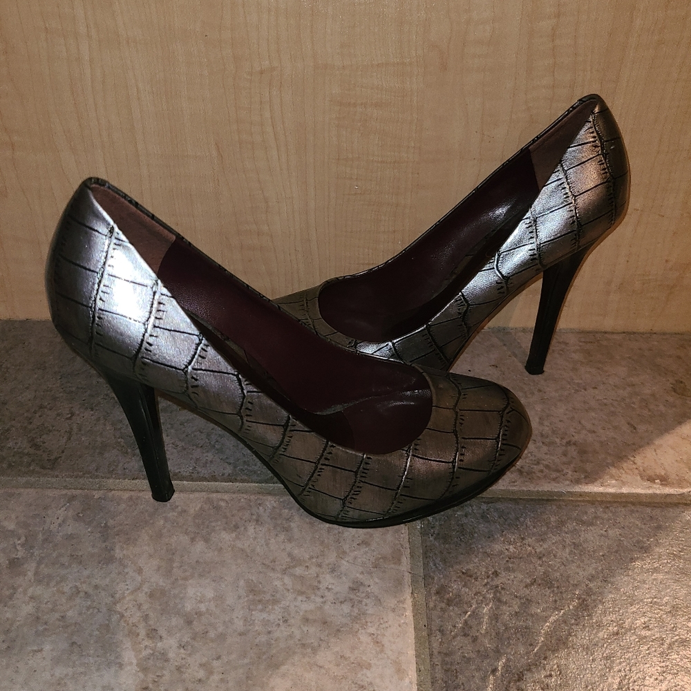 7.5 Jessica Simpson Y2K silver round toe pumps